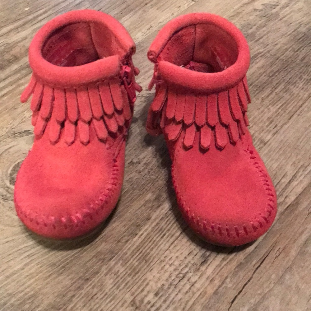 Minnetonka infant girl size 3 fringe boots